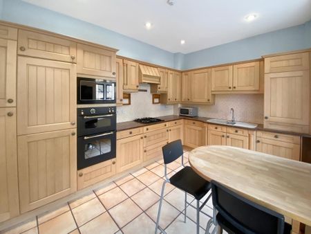3 bedroom flat to rent - Photo 5