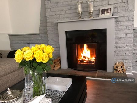 4 bedroom detached house to rent - Photo 5