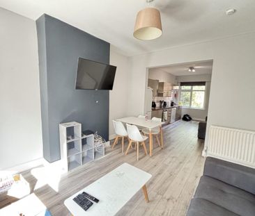 21 St Michaels Crescent, Leeds, LS6 3AL - Photo 2