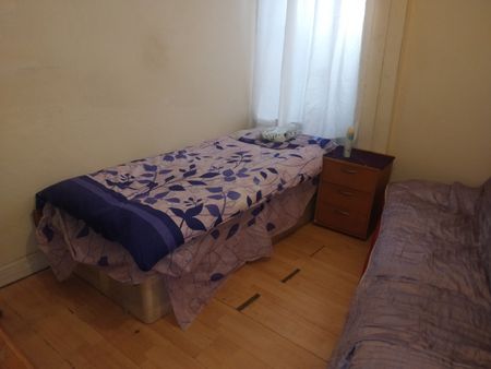Room in a Shared House, Selby Road, E13 - Photo 5