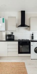 2 Bed Flat, Ilford, IG1 - Photo 3