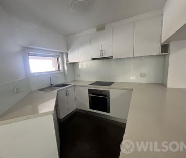 Modern 1 bedroom apartment with private courtyard - Photo 2