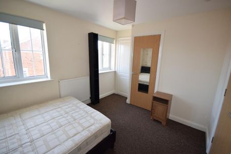 4 bedroom terraced house to rent - Photo 5