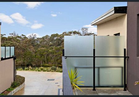 Sunlit Modern Beach-Side Living - Photo 3