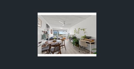 Stylish Coastal Apartment with Balcony & Furnished Comfort - Photo 2