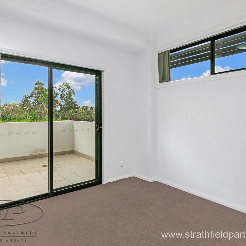 Ground Floor Flowing Modern Interior - Photo 1