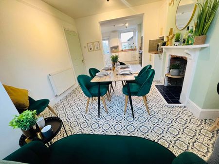 Stylish ensuite house share opposite train station The Sea Green Suite (Bedroom 4) - Photo 2