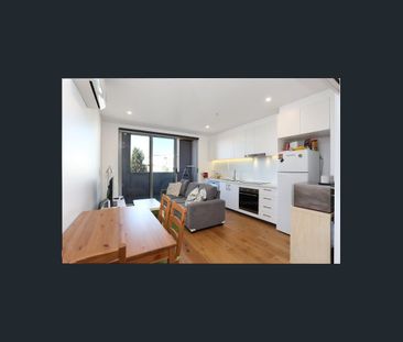 Stylish 1 Bed Apartment with Spacious Balcony & CBD Convenience - F... - Photo 1