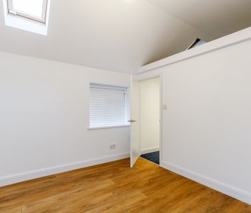 High Spec One Bed Unique Conversion to Let in Twickenham – Secluded... - Photo 2