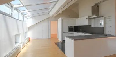 Altbau-Chic, Neubau-Komfort: 6 Zimmer und Panoramaausblick - Photo 2