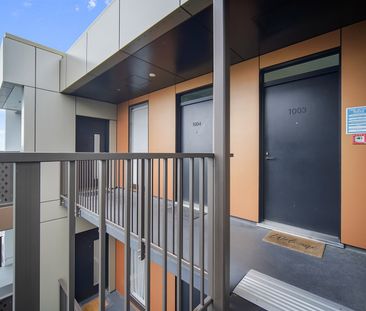 Step out to Victoria Park and the Viaduct. - Photo 2