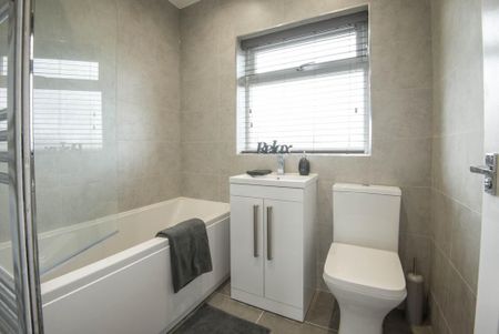 4 bedroom semi-detached house to rent - Photo 4