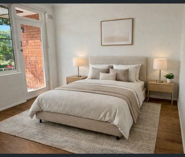 Fully Renovated Apartment with Light-Filled Interiors - Photo 3