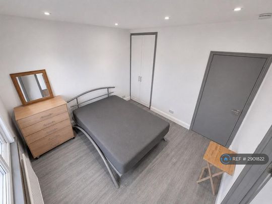 1 bedroom in a flat share to rent - Photo 1
