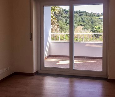 Spacious 3-bed home with garden & pool in quiet Guincho area - Photo 3