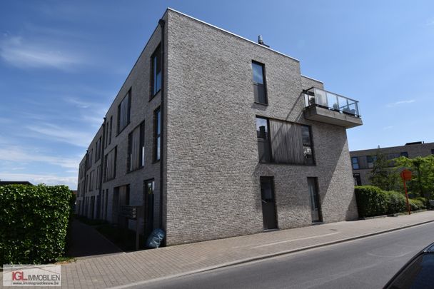 Appartement met 2 slaapkamers, groot terras en autostaanplaats - Photo 1