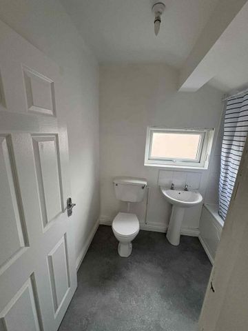 3 bedroom flat to rent - Photo 4