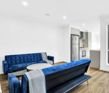 Modern Fully Upgraded Family Home – Prime Location & Ultimate Conve... - Photo 5