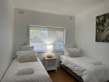 Stunning 3 Bedroom Renovated Unit - Photo 5
