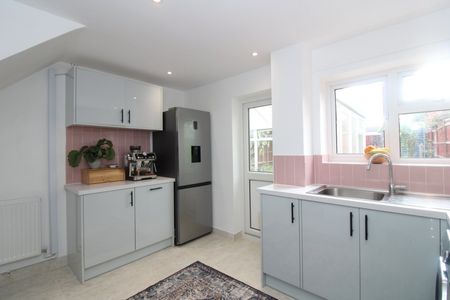 Broadwater Crescent, Stevenage, Hertfordshire - Photo 4