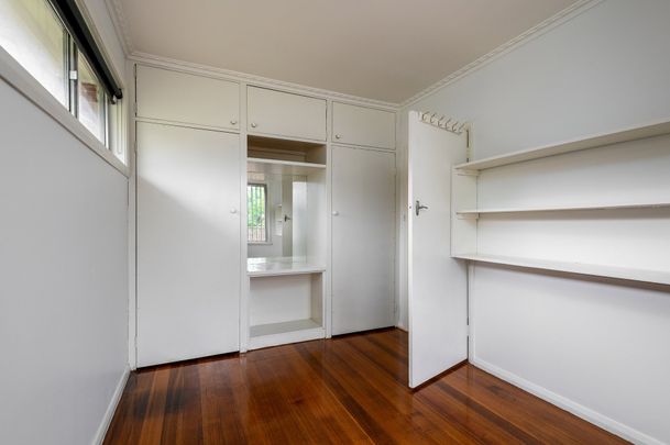 SPACIOUS FAMILY LIVING IN THE HEART OF OAKLEIGH - Photo 1