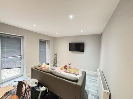 68A Flat 1 Victoria Road, Leeds, LS6 1DL - Photo 2