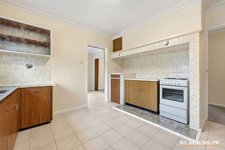 Charming Three-Bedroom Home Opposite the Oval – Space, Comfort &... - Photo 2