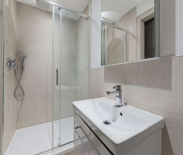 A Spacious, bright, open plan Studio flat with separate bedroom area situated in the centre of Whitechapel a short walk from transport links. - Photo 6