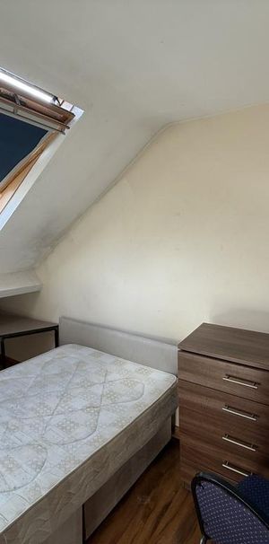 1 bedroom in a house share to rent - Photo 2
