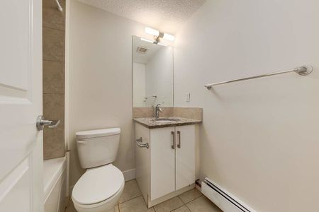 127 25 Ave SW, Calgary - Photo 3