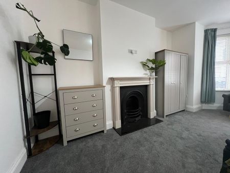 1 bedroom in a house share to rent - Photo 2