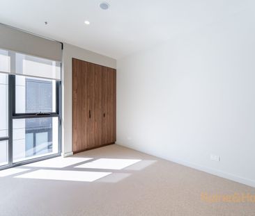 Luxury Living, House-Sized Proportions & Private Lift Access - Photo 4