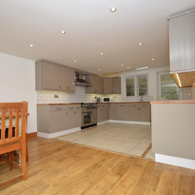 4 bedroom detached house to rent - Photo 1