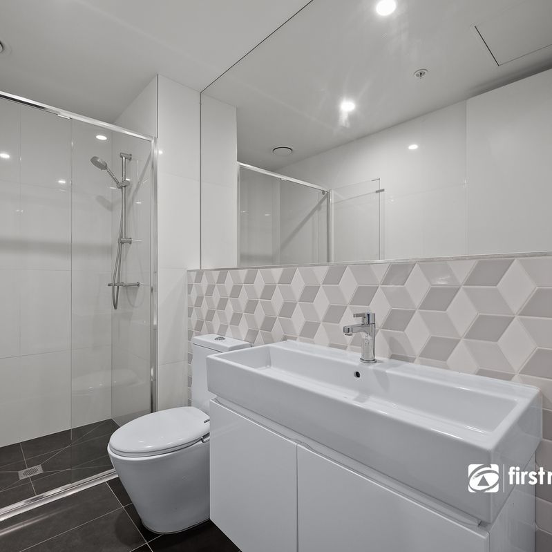 Excellent Location, Great size, Convenience is the key - Photo 1