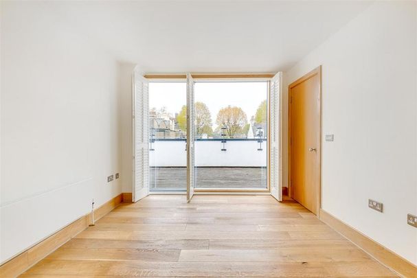 4 bedroom mews to rent - Photo 1