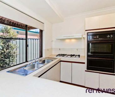 “HOMELY CHARACTER VILLA IN ALFRED COVE” - Photo 4