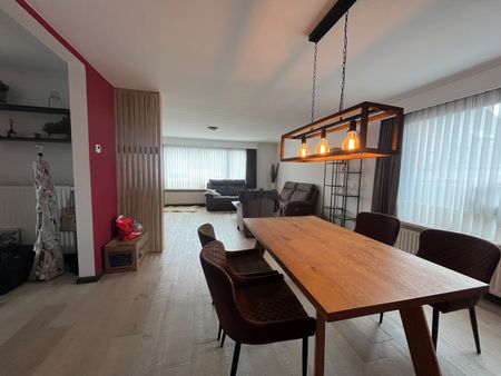 Gerenoveerde gezinswoning met 4 slaapkamers, rustig gelegen en voorzien van een gezellig terras en een tuin achteraan. - foto 3