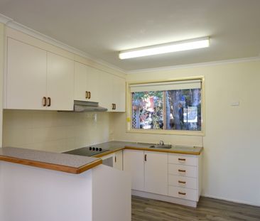 AFFORDABLE HOUSE IN QUIET CUL-DE-SAC IN SOUGHT AFTER SEAVIEW HEIGHTS - Photo 2