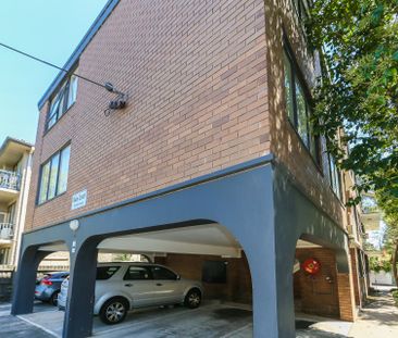 Stone Throw Away from High Street! - Photo 4