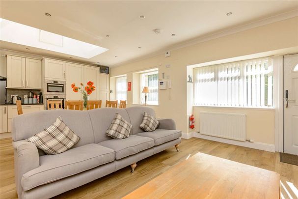 Charming Detached Cottage in Duddingston. Gated private entrance with garden, the property comprises, four bedrooms, two with ensuite, family bathroom , open plan kitchen and living area. - Photo 1