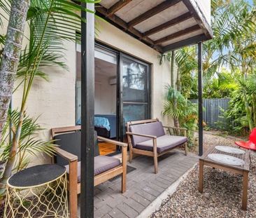 Fully Furnished Renovated Studio Apartment - Photo 2