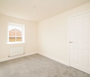 4 bedroom Detached House to rent - Photo 2