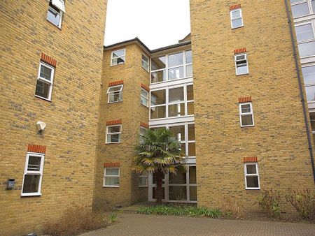 1 bedroom in a flat share to rent - Photo 2