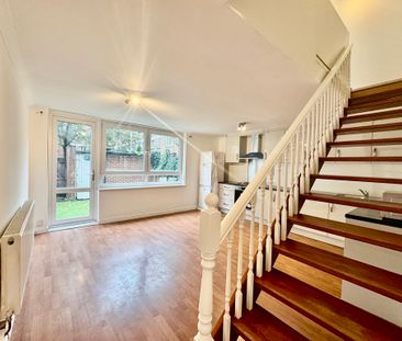 4 Bedroom Mid Terraced House, Westbridge Road, Battersea - Photo 2