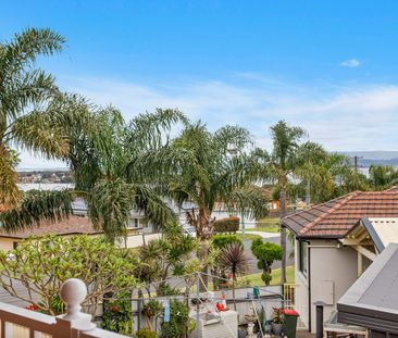 3 BEDROOM FAMILY HOME WITH LAKE & OCEAN VIEWS - Photo 5