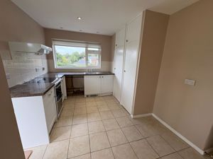 Monthly Rental Of £1,250 exclusive of all services and council tax - Photo 5