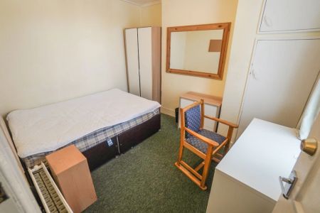 To Rent South View Place, Town Centre, Bournemouth, BH2 £1,860 pcm Tenancy Info - Photo 3