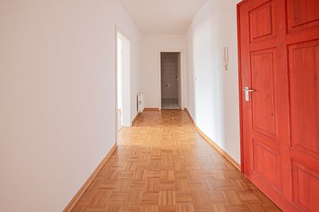 Helle Dachwohnung mit Parkett, EBK und Wanne. - Foto 3