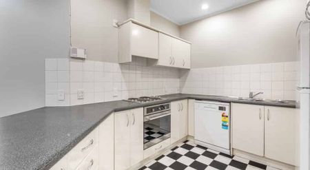 Close to the centre of it all! - Photo 5