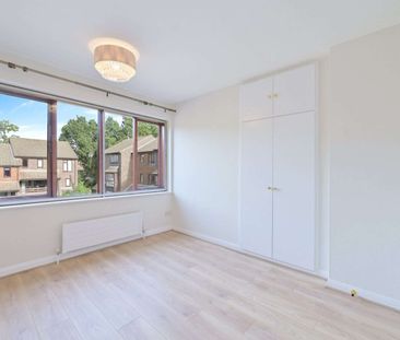 Refurbished four bedroom townhouse which is located within a cul-de-sac and offers flexible accommodation. Available now on an unfurnished basis. - Photo 4